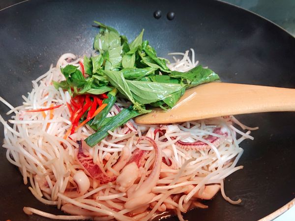 豆芽扁了（可以試吃看是否是自己喜歡的軟硬度，醬油膏不要放太多，如果覺得不夠鹹，此時可以放一小匙鹽）

再倒入九層塔、辣椒、蔥段、白胡椒粉，拌炒約1分鐘，熄火。