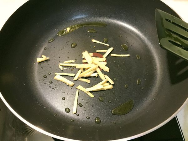 取一鍋熱油後，下薑絲爆香