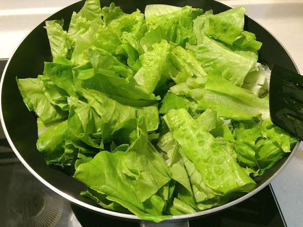 倒入大陸妹，以大火快炒至變色即可加鹽、鰹魚粉調味