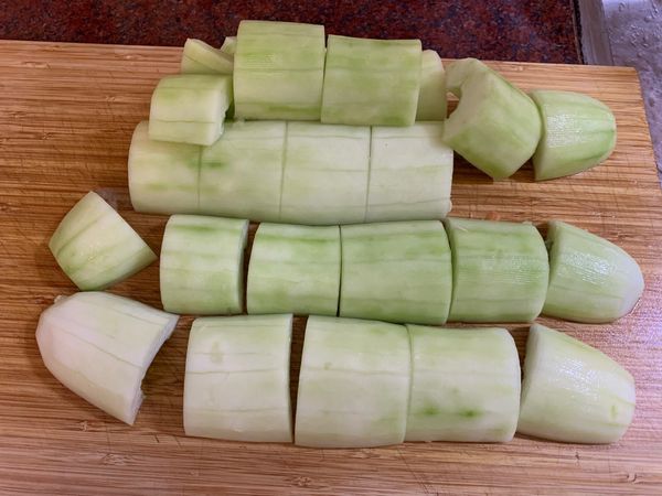 貢丸大黃瓜湯：
1. 大黃瓜去皮去籽、切大塊。
2. 鍋中裝適量水，開大火煮滾。
3. 放入大黃瓜，滾約5分鐘。