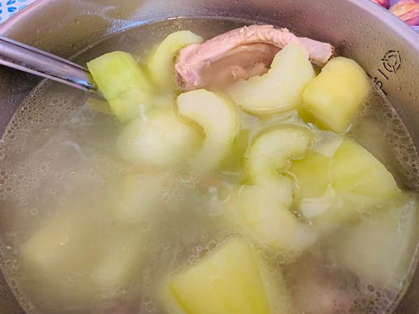 子排大黃瓜湯：
5. 放入大黃瓜，滾約5分鐘。
6. 加入適量鹽巴(不要加味精)，並嚐看看湯頭鹹度是否OK。
7. 用筷子戳大黃瓜，只要可以輕鬆戳得下去，便可關火，以免黃瓜煮得太軟爛。