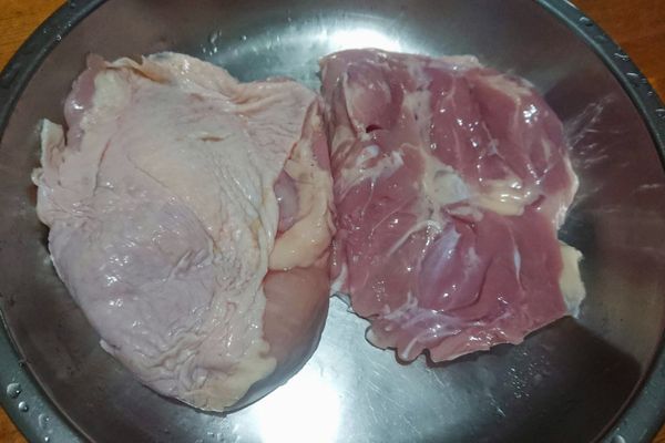 選用一般超市都能買到的去骨雞腿排，口感軟嫩適合用油炸方式來做料理