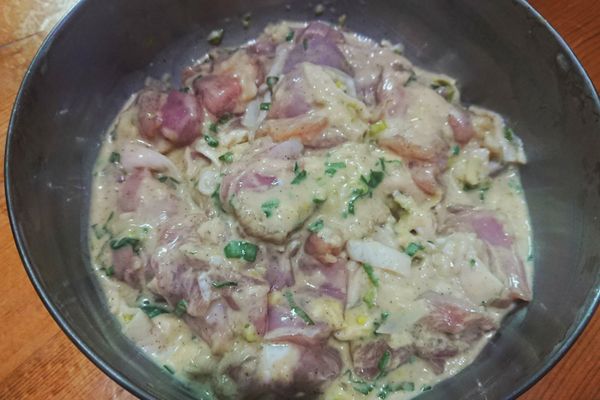 去骨雞腿切成適量大小，將蒜頭、青蔥、糖、鹽巴、胡椒跟雞塊攪拌均勻醃製入味，靜置30分鐘後拌入雞蛋，再把2種粉料跟雞肉攪拌均勻，就可以來做油炸的動作