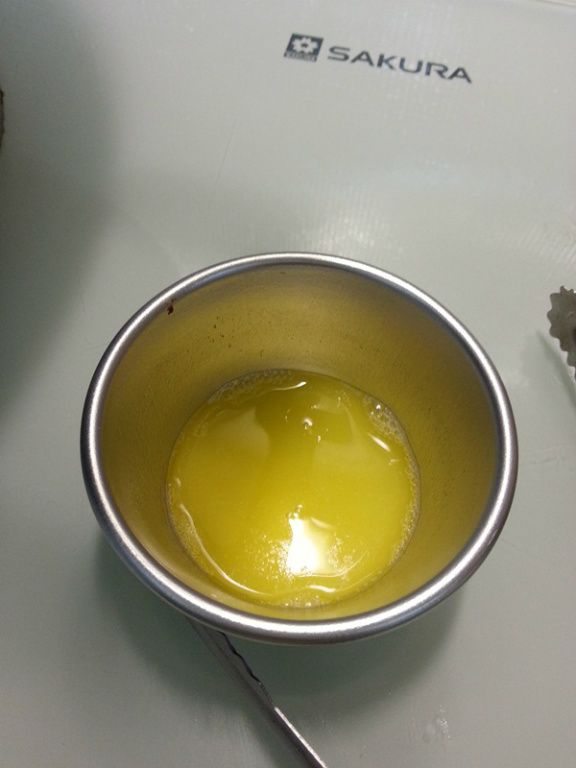 先將材料備好,雞蛋先把蛋白蛋黃分開,無鹽奶油融化備用
