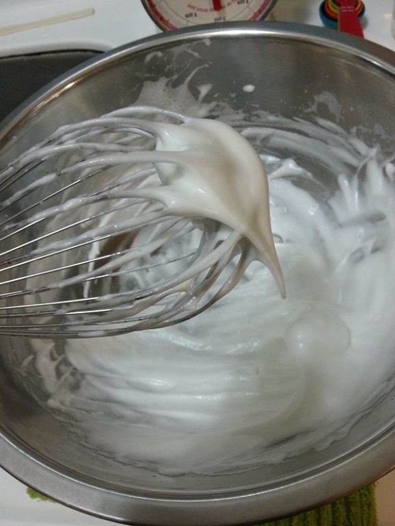 將蛋白打發~像圖片中的彎度,在用刮刀輕輕的拌入步驟2的麵糊中