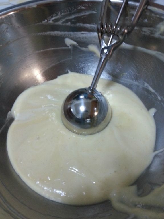 準備湯匙舀麵糊(我是用把噗勺)