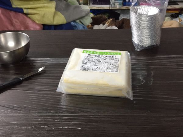 先拿一片酥皮全部沾水捲起來在拿第二片在沾水捲起來在接著第三第四片捲起來切成七份平均大小