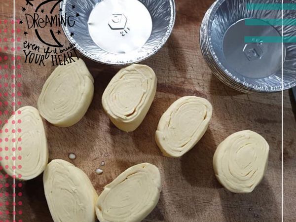 壓扁放入蛋塔鋁箔盒放入冷凍冰五分鍾變硬