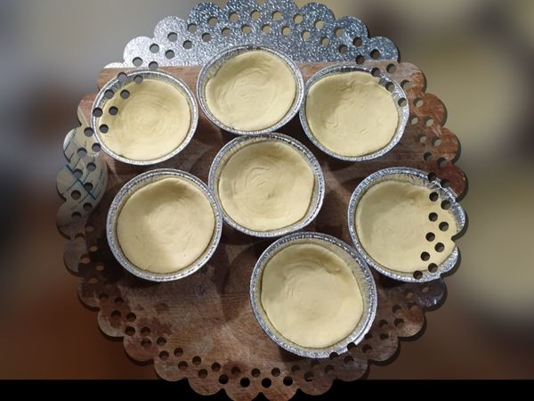 內餡做法 先打兩個全蛋加入50克糖攪拌讓糖溶化，在加入鮮奶油150克拌均在加入150克牛奶拌均 用慮網過篩