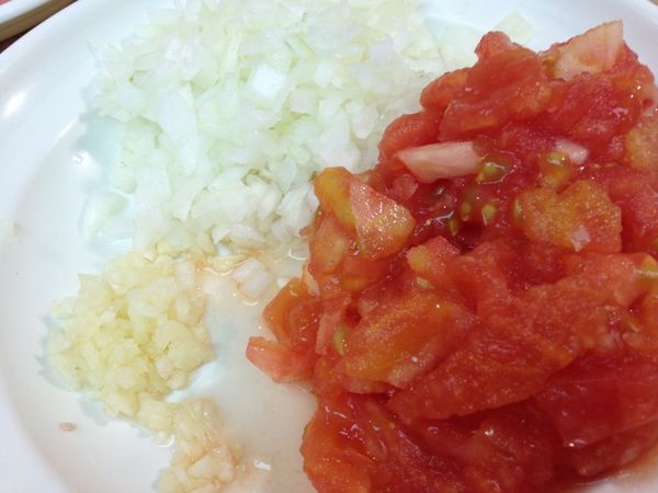 將去皮的番茄切塊，洋蔥切小丁備用。