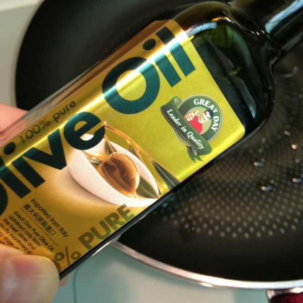 適量的橄欖油熱鍋。低油煙又帶著橄欖芳香的滋味拿來西式料理超適合的:)