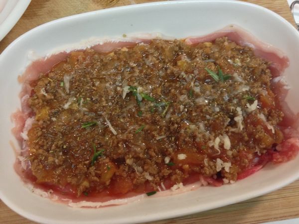 取一烤盤，四周先刷上一層薄薄的得意的一天橄欖油後，先將底部鋪上肉片，加適量的茄汁肉醬，再刨上一些起司，一點點迷迭香和義大利香料，口味重的朋友可以再灑上黑胡椒，如此就完成了第一層。