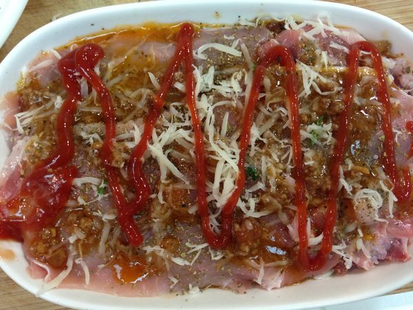 重覆上一個步驟再做一層後鋪上肉片，灑上起司、義大利香料、黑胡椒，再擠上適量的番茄醬即可蓋上鋁箔紙進小烤箱烤約18分鐘就完成嚕:)