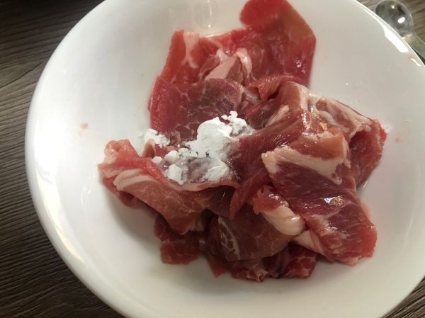 用1小匙玉米粉和1小匙米酒醃100g肉片抓勻
