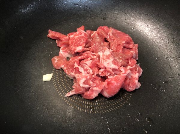 把醃好的100g肉片炒至半熟