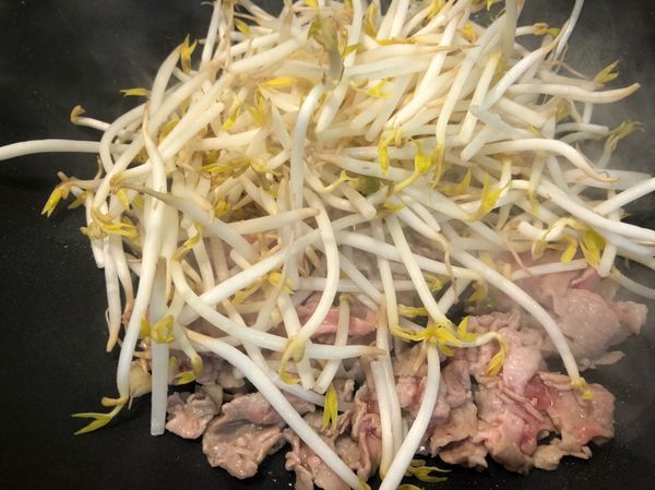 加入150g豆芽菜炒