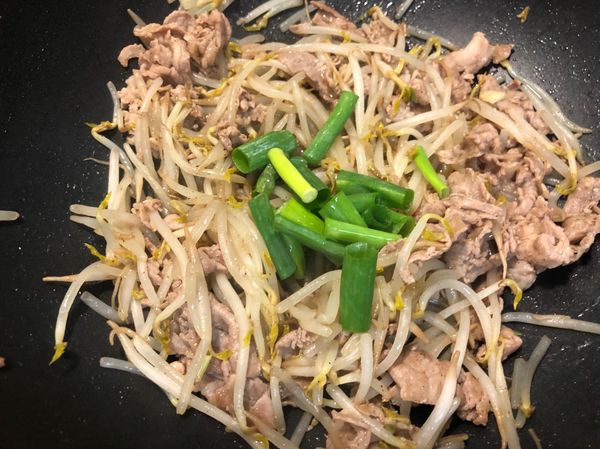 起鍋前加入10g蔥拌炒就完成囉！