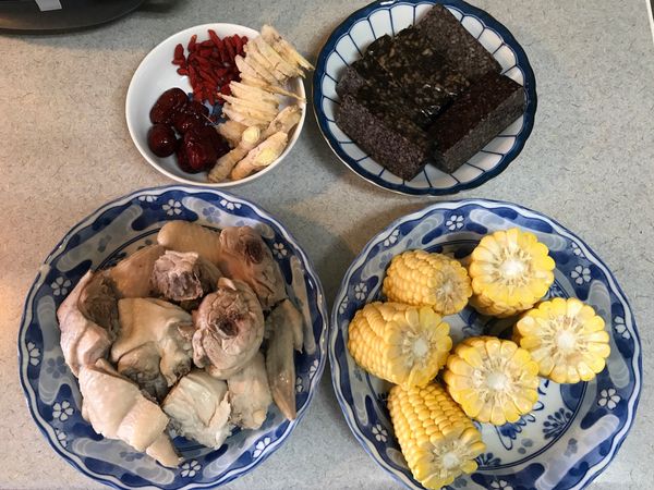 雞肉川燙後洗淨，備料！