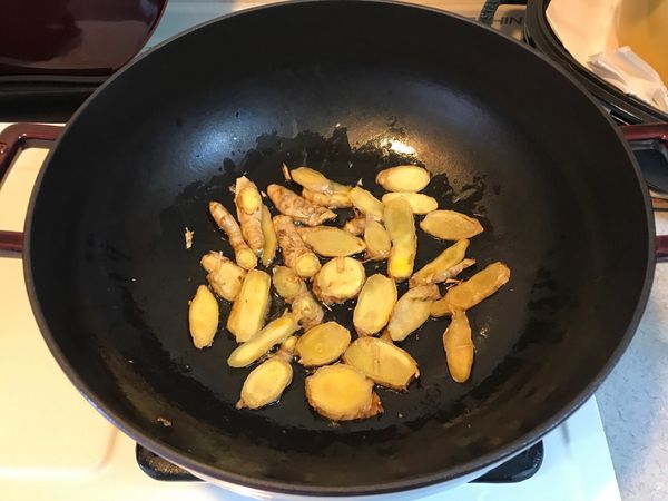 麻油(這時可用香油替代）、薑片小小火慢慢煸香，約6-8分鐘！（火太大，麻油容易變苦！）