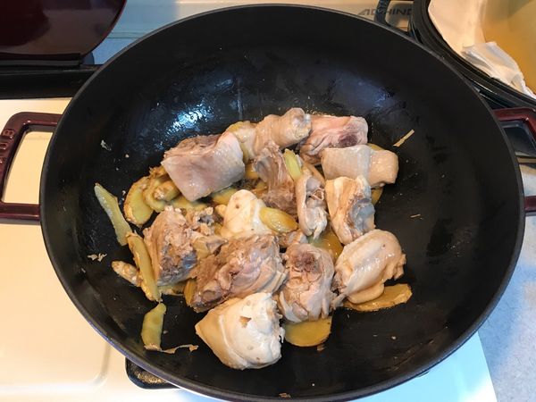 雞肉下鍋，中火拌炒至雞肉均勻裹上麻油！