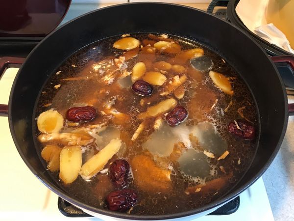 加入熱開水、紅棗，湯滾後小火燉煮25分鐘！