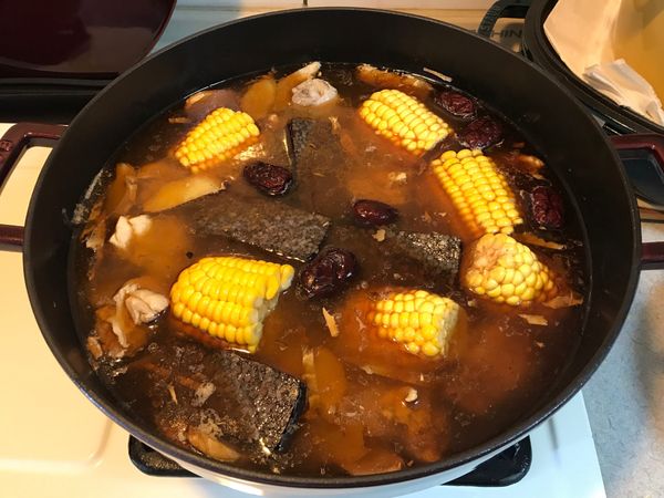 加入玉米、米血（杏鮑菇、花菇），湯滾後小火續煮10分鐘！