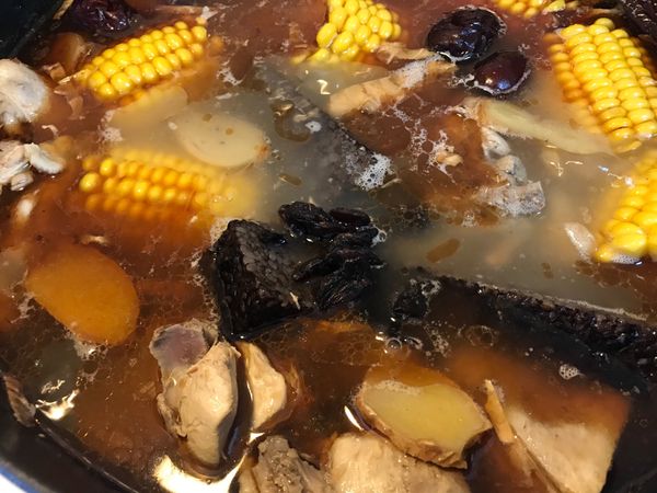 放一小把龍眼乾，可讓湯頭增添甜味及香氣，續煮5分鐘！（龍眼乾可省略！）