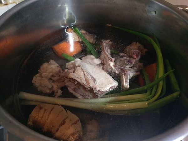 雞骨先汆燙去血水，然後把水，蔬菜類，辛香料一起先煮，然後再用這鍋湯來煮雞胸肉跟雞腿肉(不要大火煮，要用燜的肉才會好吃)
