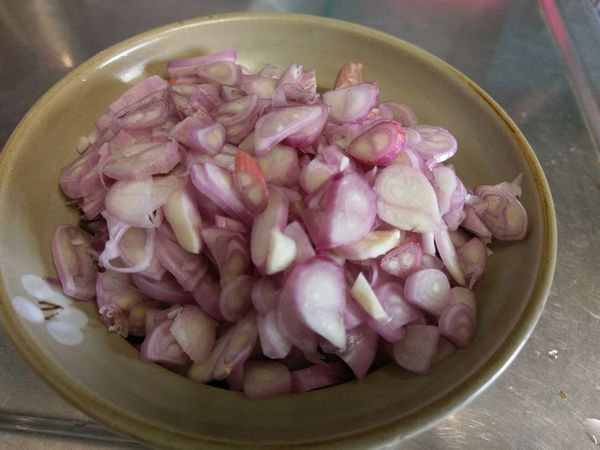 去掉紅蔥頭深色外皮，其餘的切小片