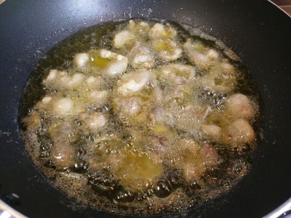 取一乾鍋，雞油先沖洗一下，用廚房紙巾吸乾水分，入鍋開火將油脂逼出