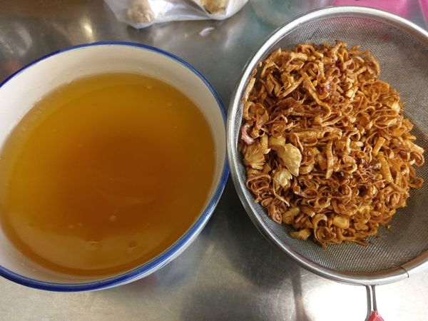 將金黃的紅蔥酥撈出後，先放置一旁