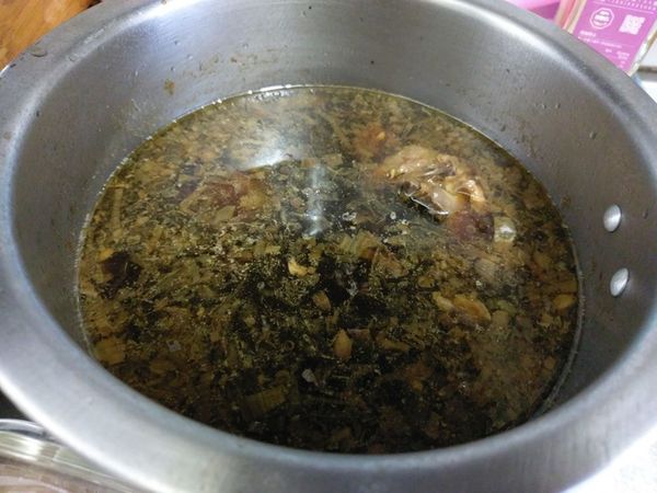 湯鍋中的雞骨，蔬菜在煮完雞胸肉和雞腿肉之後撈起，將鹽巴、醬油、冰糖還有一些紅蔥酥加進高湯中煮成醬汁