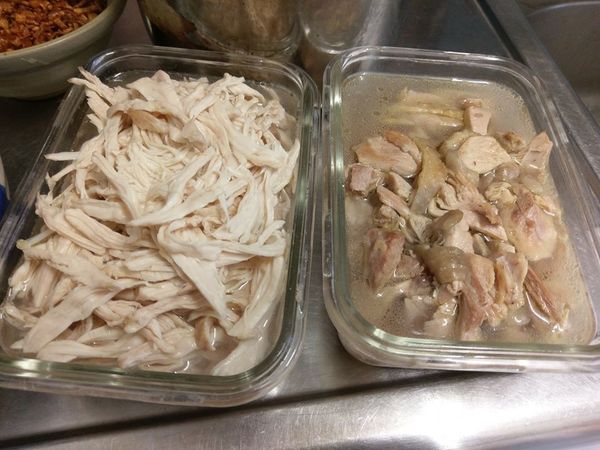 雞胸肉撈起放涼後用手撕成絲狀，雞腿肉則用刀切，我將肉浸泡在高湯中保濕