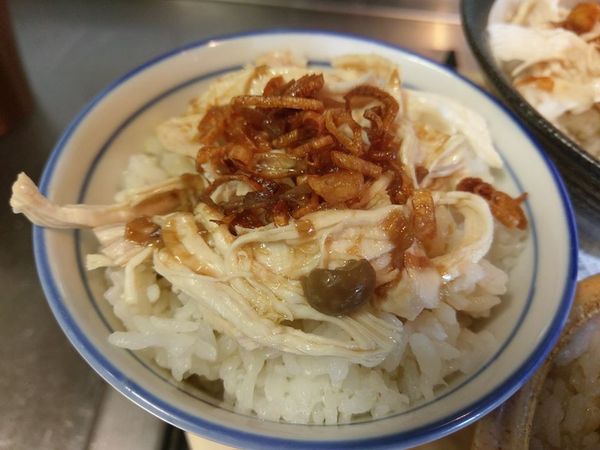 二種肉，三種變化，第一種純雞胸肉，將雞胸肉放在淋過雞油的飯上，淋上醬汁，再放油蔥酥就完成