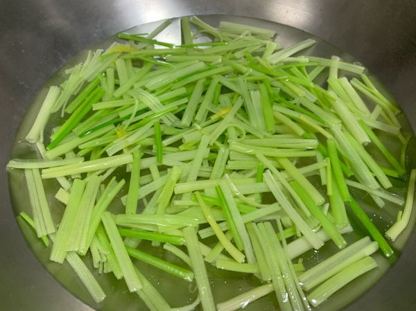 芹菜洗乾淨切段，滾水下一小匙鹽，下芹菜川燙3分鐘，撈起備用