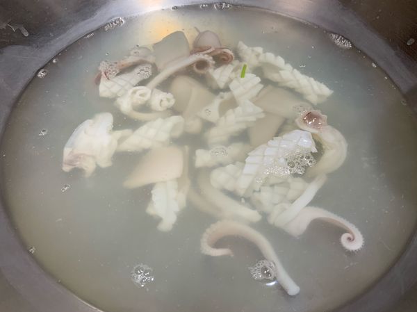 透抽切花，同鍋燙芹菜水水滾後，下透抽燙30秒，撈起沖冷水（沖到透抽冷卻），瀝乾備用