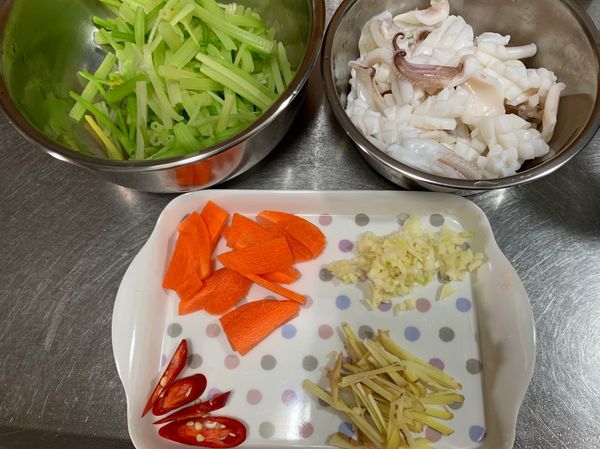 紅蘿蔔切片、蒜頭切末、薑切絲、辣椒切片