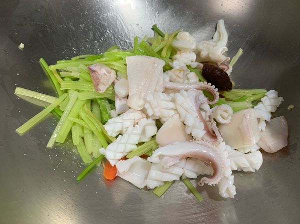 芹菜、透抽、沙茶醬放下去翻炒（不用炒太久，透抽會變老）