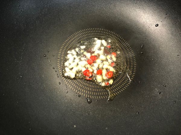 熱1小匙油加入5g大蒜和適量辣椒爆香
