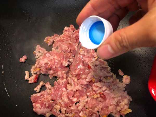 下200g豬絞肉和1小匙米酒