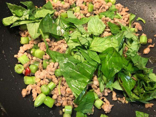 最後加入10g九層塔炒熟就完成囉！