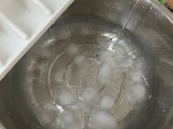 煮蛋前的準備工作：
1.預先準備冰塊！！
2.煮蛋要用的杓子