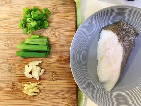 1.取蔥綠，一半切段，一半切末
2.薑片切絲，蒜頭切片
3.鱈魚洗淨吸乾水分放盤中，倒入15ml米酒去腥，雙面均勻沾附