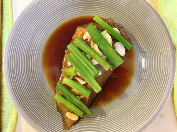 1.醬油10ml+味醂5ml混合，倒在魚片上，雙面均勻沾附
2.魚片上依序舖滿薑絲、蒜片、蔥段後，放入電鍋
3.外鍋一杯水，蒸20分鐘