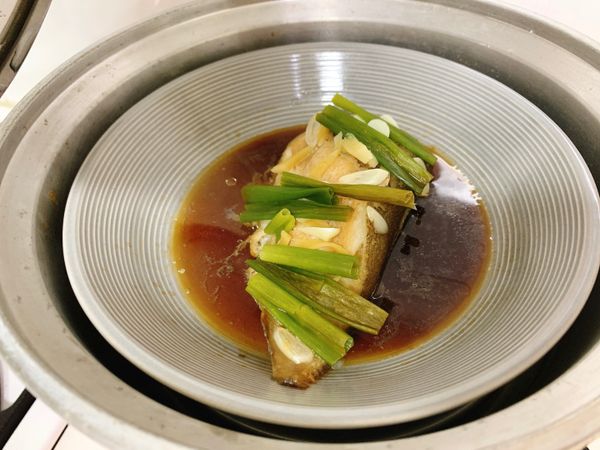 1.電鍋跳起即完成
2.希望看起來顏色漂亮，所以將黃掉的蔥段取出，灑上蔥末，再悶3分鐘