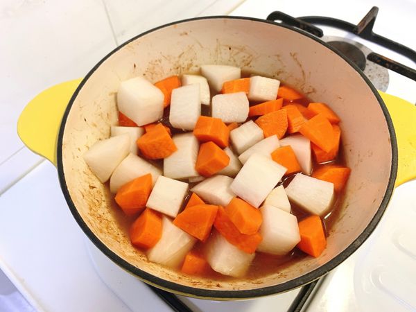 1.炒出香氣後倒入過濾冷水
2.將紅白籮蔔入鍋，轉大火