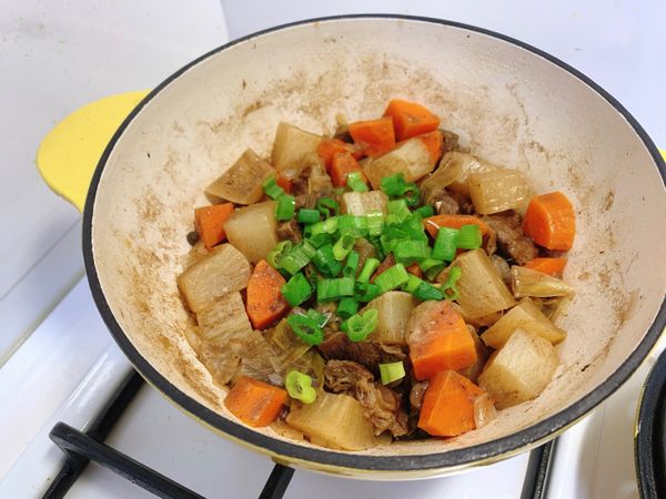 最後依個人喜好加入鹽巴調味，撒上蔥末，完成