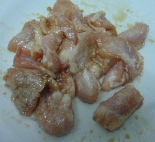 松阪豬切成薄片,加少許醬油和柴魚粉醃一會，拌入少許太白粉