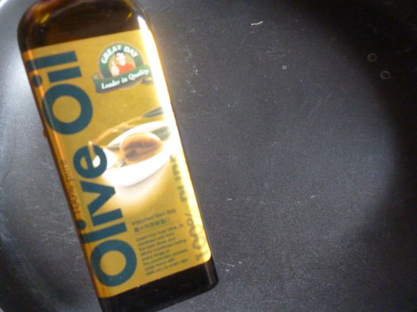 鍋中放入橄欖油