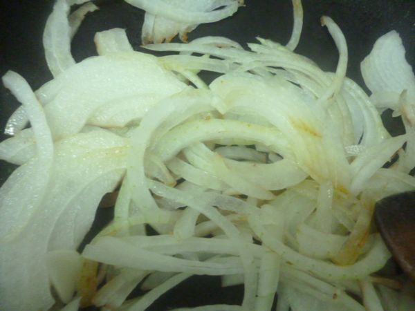 再用少許橄欖油將洋蔥炒一會